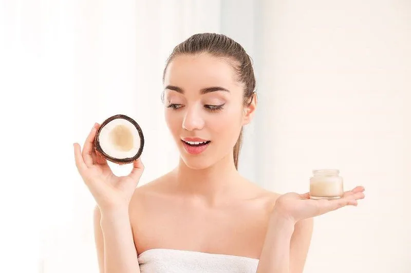 Với cách làm trắng da mặt bằng dầu dừa nguyên chất, chỉ nên dùng lượng rất mỏng để tránh bí da.